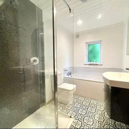 Lakeview Whitecross Bay 假日公园